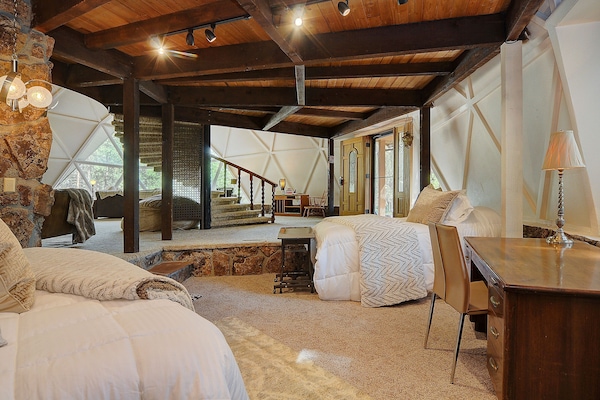 3 habitaciones, escritorio y tabla de planchar con plancha