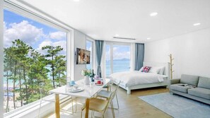 Room (302 (Ocean View)) | Free WiFi - Blooming Pension (Geoje)