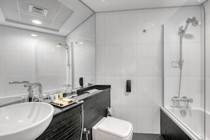 Een bad, gratis toiletartikelen, een haardroger, pantoffels