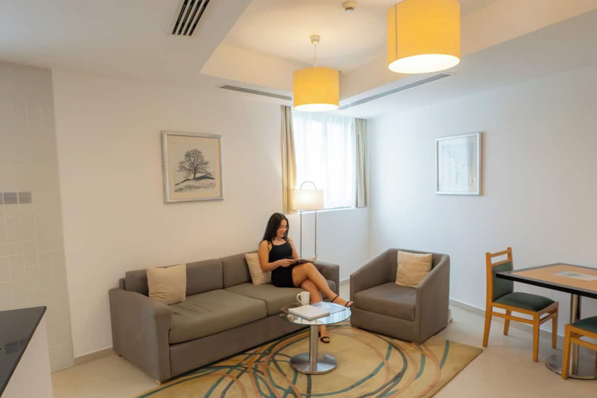 Premier One-Bedroom Apartment | Vardagsrum | Tv