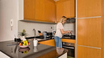 Refrigerador, horno, placa de cocina, tetera/pava eléctrica