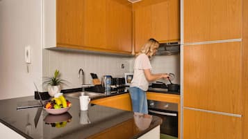 Réfrigérateur, un four, surface de cuisson, bouilloire électrique
