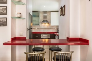 Kylskåp, mikrovågsugn, ugn och spishäll