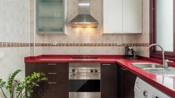 Een koelkast, een magnetron, een oven, een kookplaat