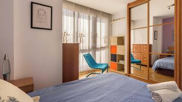 2 slaapkamers, een strijkplank/strijkijzer, gratis wifi, beddengoed