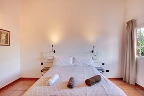 3 bedrooms, iron/ironing board, free WiFi, bed sheets - Villa "La Alpispa" in the countryside with Pool, Wi-Fi, Terrace & Garden (Los Hoyos)