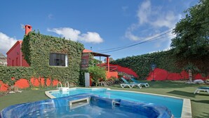 A swimming pool with a hot tub, a red building, and a red wall. - Villa "La Alpispa" in the countryside with Pool, Wi-Fi, Terrace & Garden (Los Hoyos)