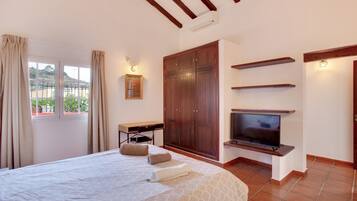 3 makuuhuonetta, silitysrauta/-lauta, ilmainen Wi-Fi, vuodevaatteet