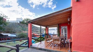A covered patio with outdoor furniture, a pool, and a view of the surrounding area. - Villa "La Alpispa" in the countryside with Pool, Wi-Fi, Terrace & Garden (Los Hoyos)