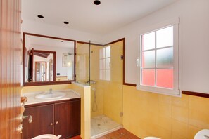 Shower, hair dryer, towels - Villa "La Alpispa" in the countryside with Pool, Wi-Fi, Terrace & Garden (Los Hoyos)