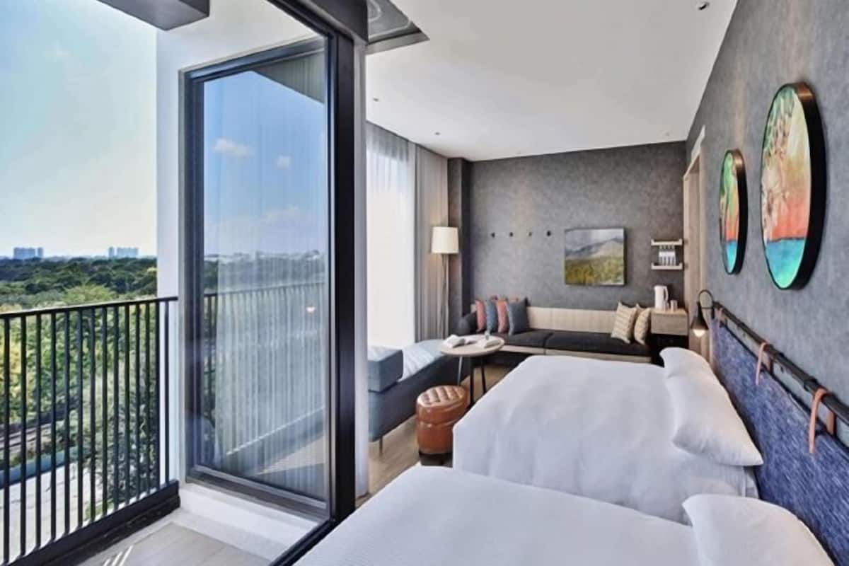 Cortinas blackout, insonorización, wifi gratis y ropa de cama