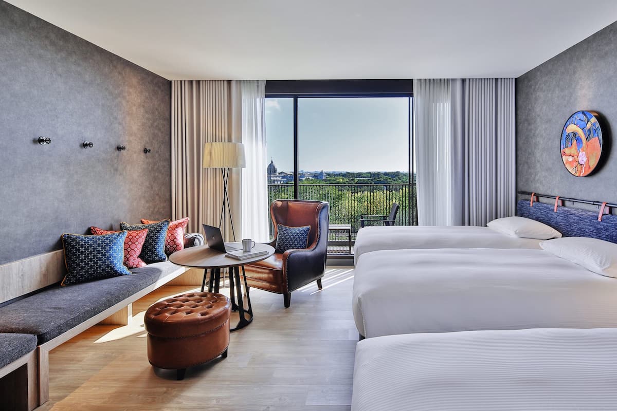 Habitación triple familiar | Cortinas blackout, insonorización, wifi gratis y ropa de cama