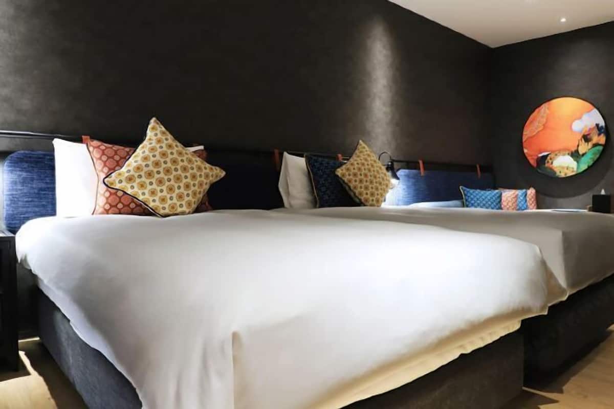 Cortinas blackout, insonorización, wifi gratis y ropa de cama