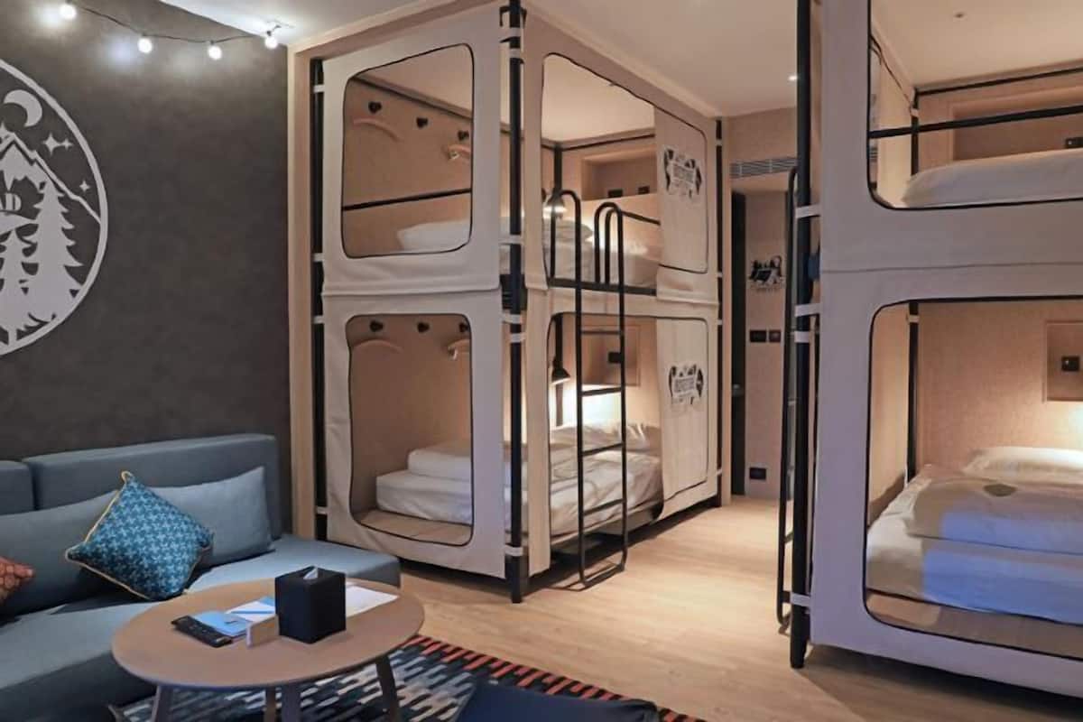 Cortinas blackout, insonorización, wifi gratis y ropa de cama