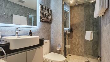 COZY TWIN | Bathroom | Free toiletries, hair dryer, bidet, towels