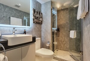 Deluxe kamer | Badkamer | Gratis toiletartikelen, een haardroger, een bidet, handdoeken
