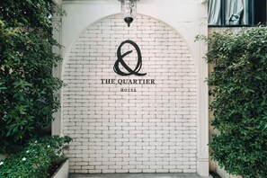 Coin salon dans le hall