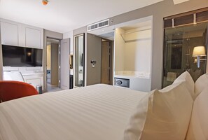 In-room safe, desk, laptop workspace, blackout curtains - Quartier by Montraj Sukhumvit Bangkok (Bangkok)