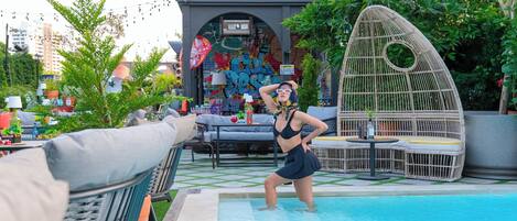 Outdoor pool, open 8:00 AM to 8:00 PM, pool loungers