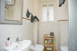 Shower, hair dryer - Casa Natura e Relax with panoramic terrace on Marciana (Marciana)