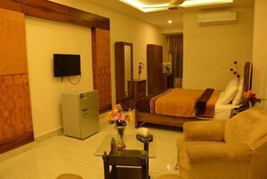 In-room safe, desk, laptop workspace, blackout curtains - Hotel Heaven Heights (Islamabad)