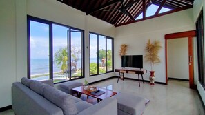 别墅, 3 间卧室, 私人游泳池 | 起居区 | 50-英寸智能电视 （配备有线频道）、电视