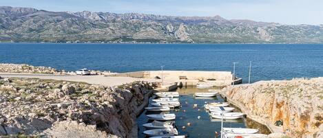 Vlak bij het strand, ligstoelen aan het strand