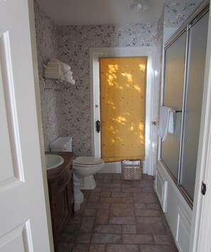 Duschwanne, Haartrockner, Handtücher