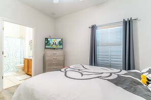 4 bedrooms, free WiFi, bed sheets - Corner Unit | Private Pool | Sleeps 9 & Pets OK (Kissimmee)