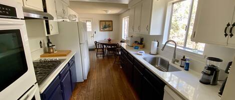 ثلاجة، ميكروويف، فرن، موقد طهي مسطح