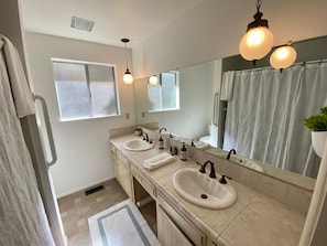 Combined shower/tub, hair dryer, towels