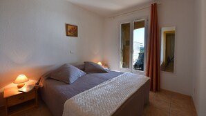 2 bedrooms, iron/ironing board, WiFi (free), bed sheets