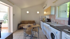 Coffee/tea maker, fridge, microwave, oven - Villa 1 Chambre (2 Personnes) (Sainte-Lucie de Porto-Vecchio)