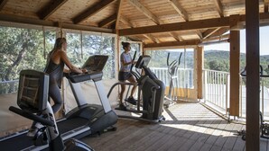 A covered outdoor gym area with exercise equipment and a view of the surrounding landscape. - Villa 1 Chambre (2 - 4 Personnes) (Sainte-Lucie de Porto-Vecchio)