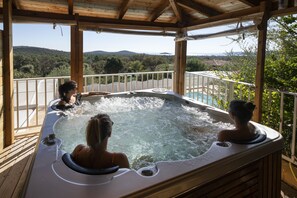 Outdoor spa tub - Villa 1 Chambre (2 - 4 Personnes) (Sainte-Lucie de Porto-Vecchio)