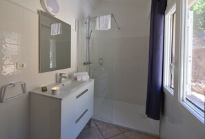 Dusche, Haartrockner, Bidet, Handtücher