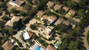 An aerial view of a residential area with multiple houses, a swimming pool, and surrounding greenery. - Villa 2 Chambres (4 Personnes) (Sainte-Lucie de Porto-Vecchio)