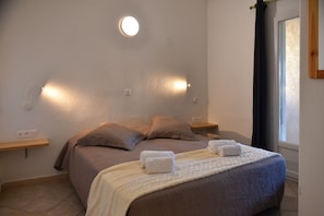 1 chambre, fer et planche à repasser, Wi-Fi gratuit, draps fournis