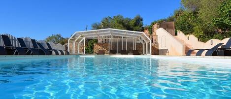 Piscine couverte, piscine extérieure