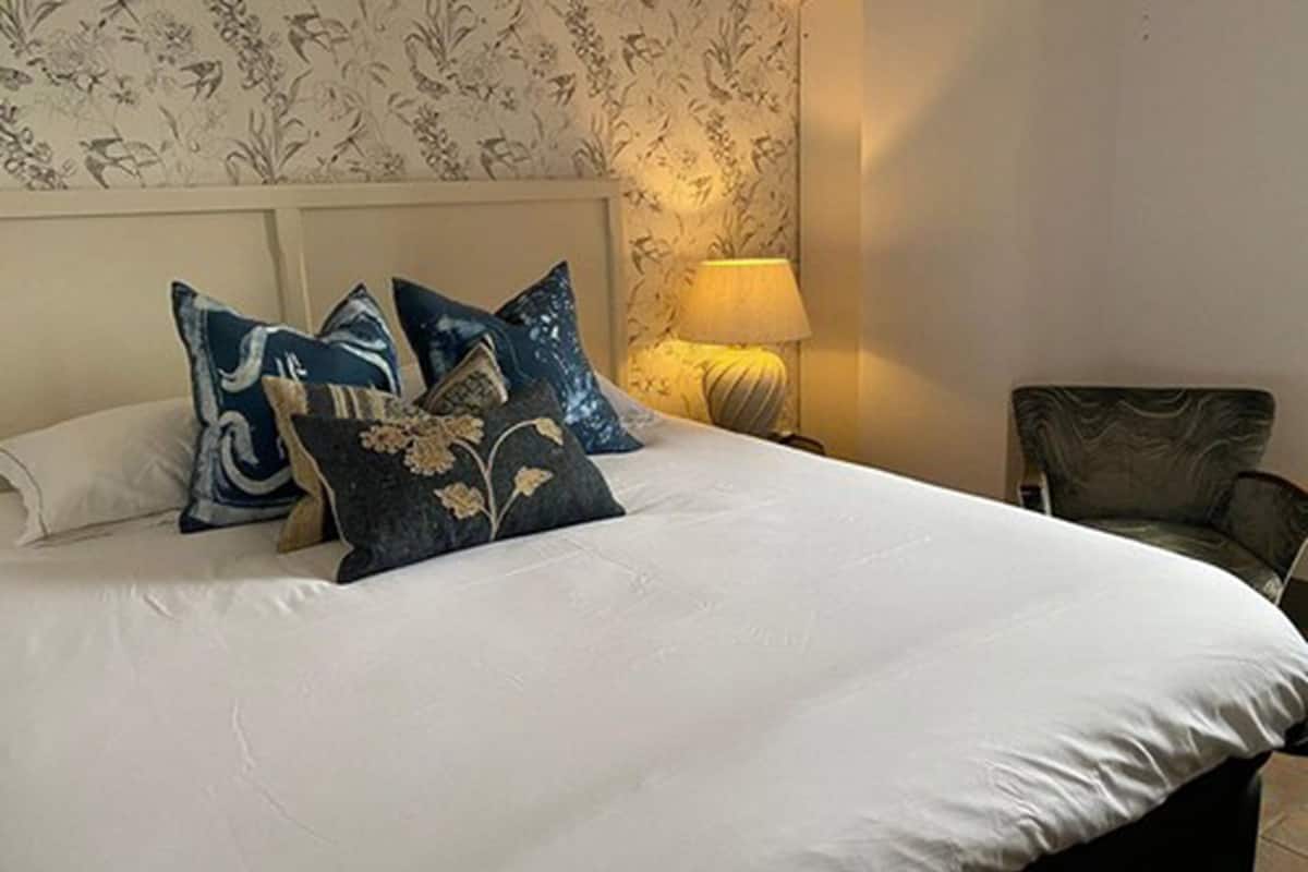 Egyptian cotton sheets, premium bedding, soundproofing, free WiFi