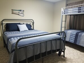 6 bedrooms, WiFi, bed sheets - Stunning Views with a private dock and hot tub.  Great for getting together! (Estill Springs)