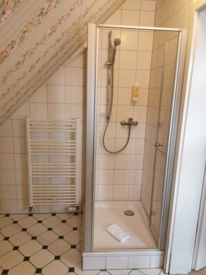 Dusche, Haartrockner, Handtücher, Toilettenpapier