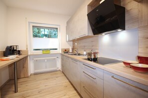 ثلاجة، موقد طهي مسطح، غسالة أطباق، ماكينة لصنع القهوة/الشاي