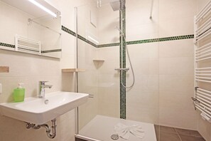 Dusche, Haartrockner, Handtücher, Seife