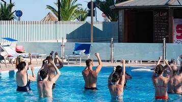 AuĂenpool (je nach Saison geöffnet), Sonnenschirme, LiegestĂŒhle