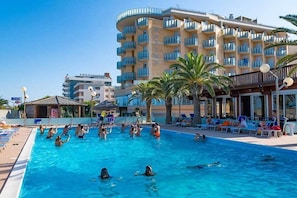 Seasonal outdoor pool, open 10:00 AM to 7:00 PM, pool umbrellas - Hotel Maxim's (Martinsicuro)