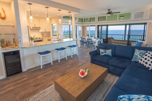 Flachbildfernseher, DVD-Player, Stereoanlage