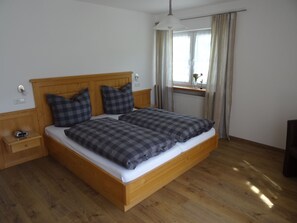 2 عدّة غرف نوم وخدمة الإنترنت وملاءات أسرّة