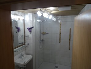 Dusche, Haartrockner, Handtücher