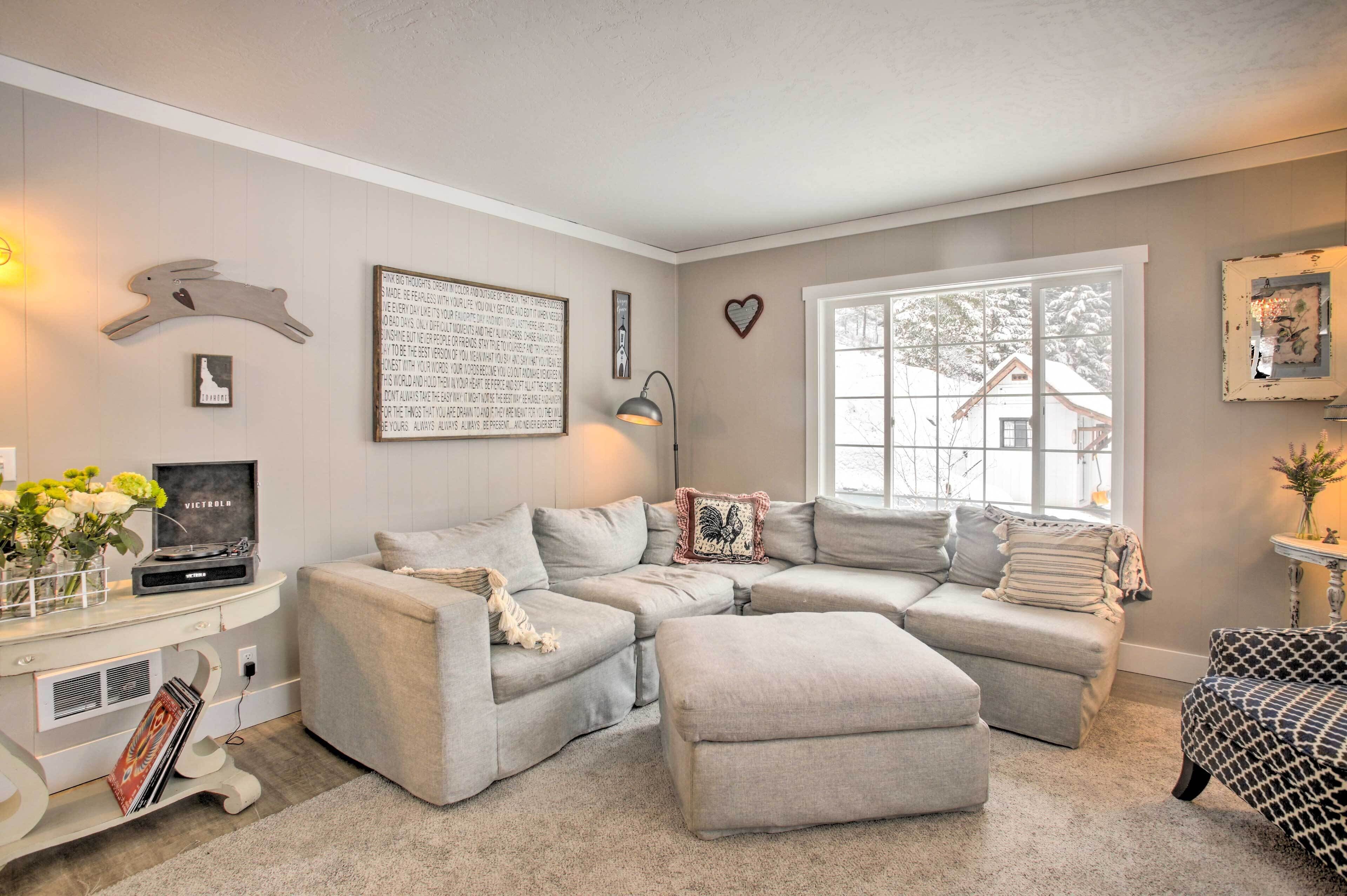 Modern Farmhouse w/ Movie Room - 6 Mi to Lake!